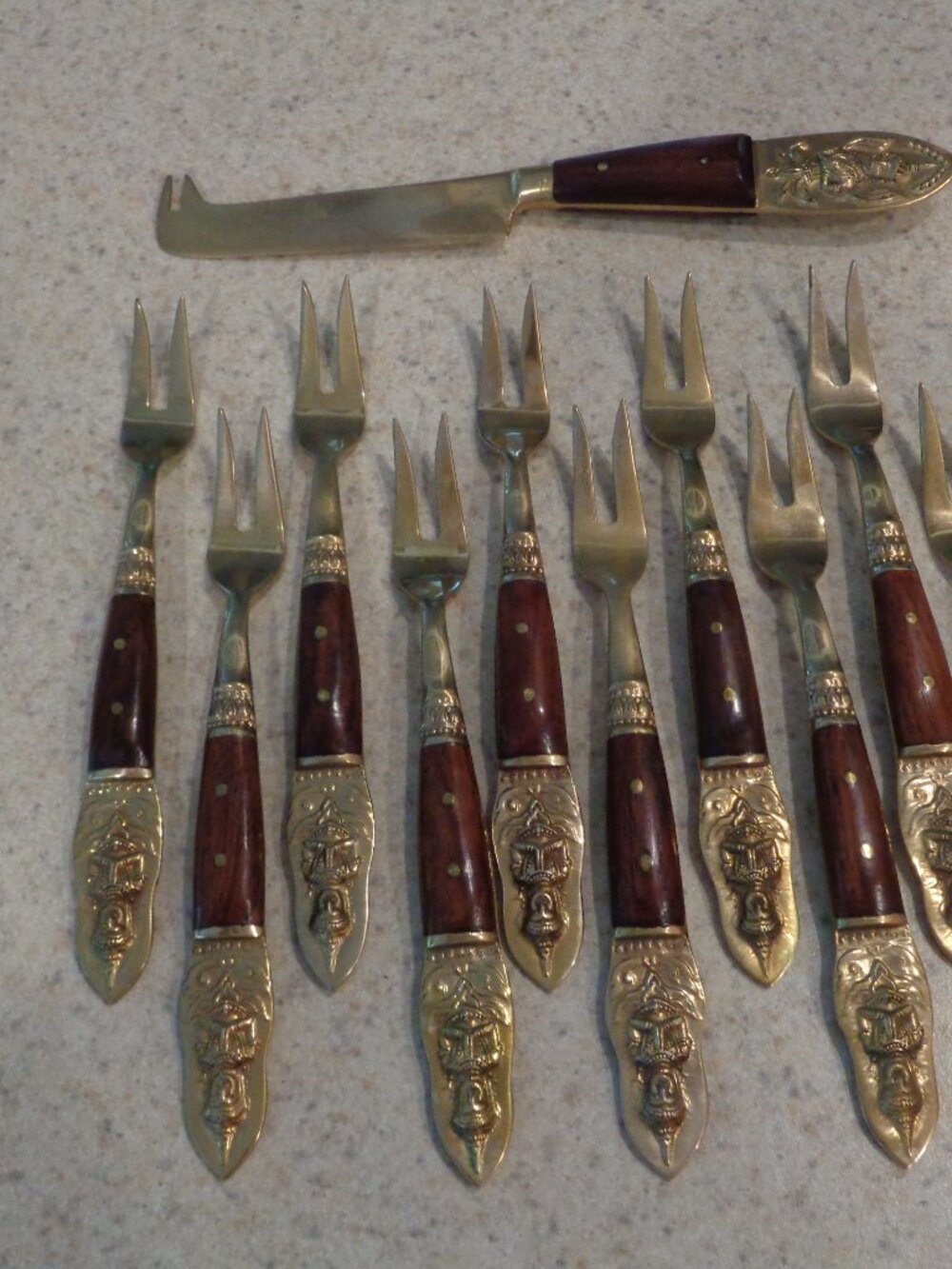Hors d'oeuvres /Cheese Forks and Knife
